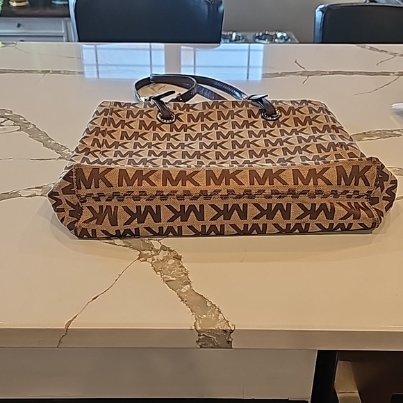 Michael kors purse - Picture 5 of 5